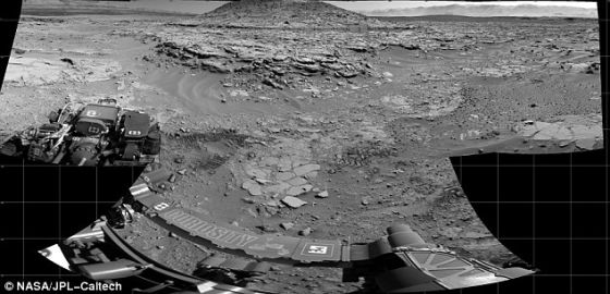美国宇航局的“好奇”号火星车利用它的导航相机(Navcam)记录名叫“卓越山”的一座孤立小山的这个场景,以及位于盖尔陨石坑里的名叫“金伯利”的一个转折点周围的露出岩 美国宇航局的“好奇”号火星车利用它的导航相机(Navcam)记录名叫“卓越山”的一座孤立小山的这个场景,以及位于盖尔陨石坑里的名叫“金伯利”的一个转折点周围的露出岩